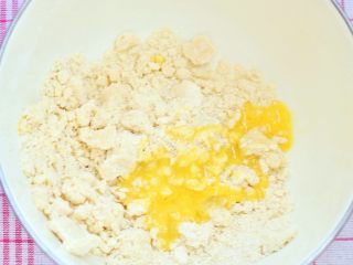 焦糖苹果派,筛入低粉，戴上一次性手套，将粉与黄油混合揉匀，加入蛋液。