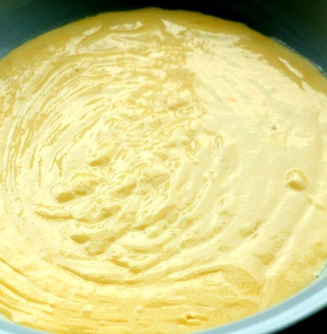金丝香蕉球,将面粉、生粉、泡打粉、按比例5:1:0.1一起倒入一个大碗里，加入蛋黄一个，加入小量的水，调成脆皮糊。