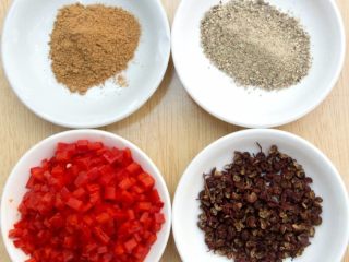 麻婆豆腐,另外把辣椒切成小粒、五香粉、胡椒碎、花椒适量备用。