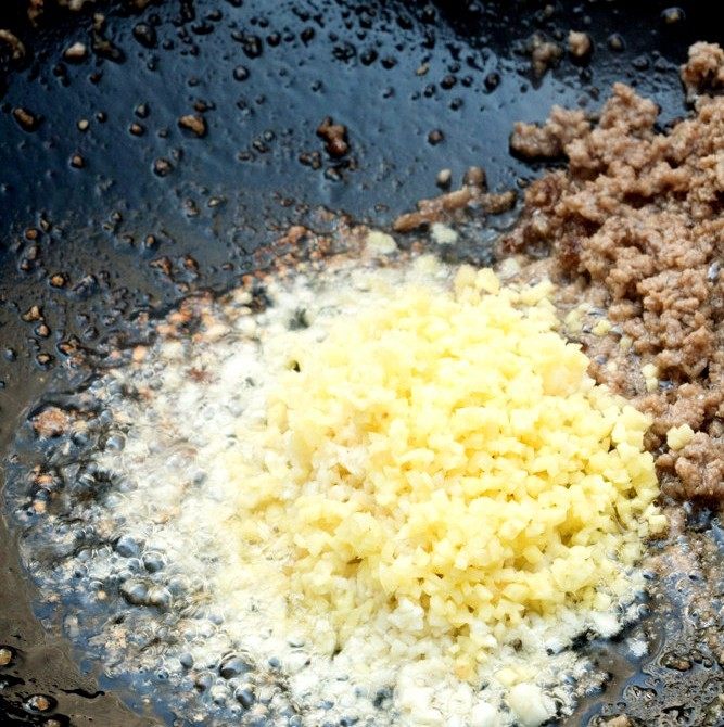 麻婆豆腐,分别把姜末和蒜末加入继续慢炒。