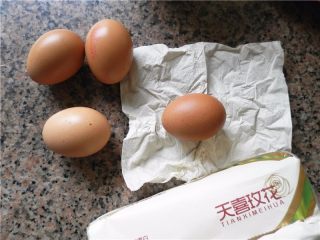 大理石蛋糕卷,鸡蛋从冰箱取出来，用天喜玫花抽纸擦干净。
