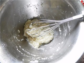 大理石蛋糕卷,筛入低筋面粉，用蛋抽划”Z”或“斜1”字搅拌均匀（不要划圆圈搅拌，以免起筋）。
