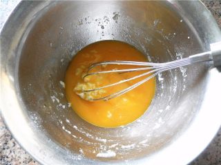 大理石蛋糕卷,把蛋黄加入面粉糊里。