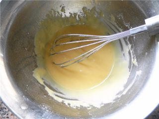 大理石蛋糕卷,用蛋抽搅拌均匀至无颗粒。