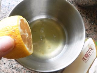 大理石蛋糕卷,蛋白滴入4滴柠檬汁（柠檬洗净后，用天喜玫花抽纸擦干）。