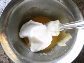 大理石蛋糕卷,取三分之一蛋白加入蛋黄糊中。