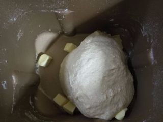 奶茶吐司（一次发酵）,6.加入软化的黄油，继续揉面。