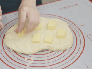 吃不腻的奶香吐司,做面包前加入黄油。
