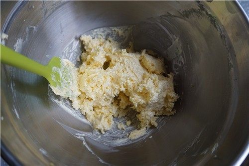 好吃的切达芝士酥饼,稍微打发一下使切达丝与黄油拌合均匀或者用刮刀拌合