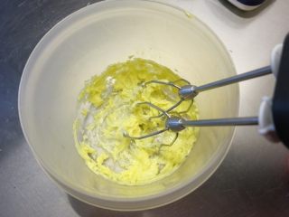 像盾牌吗---罗马盾牌饼干,黄油切块室温软化，用打蛋器打散，加入40克糖粉，搅拌均匀后打发的更细密些