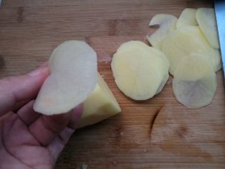 椒盐烤薯片,土豆去皮，切成薄片。