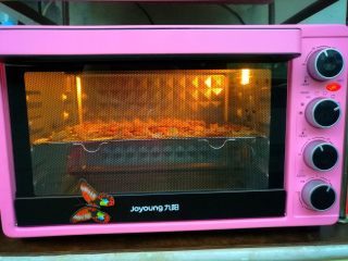 椒盐烤薯片,送入预热好的烤箱，上下火180度烘烤10——15分钟即可。
