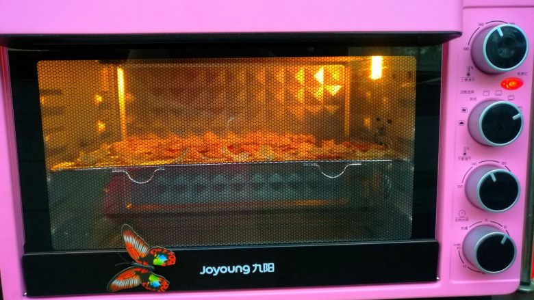 椒盐烤薯片,送入预热好的烤箱，上下火180度烘烤10——15分钟即可。
