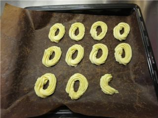 像盾牌吗---罗马盾牌饼干,烤盘放油布，将饼干面糊在烤盘里挤出大小一致的椭圆形。