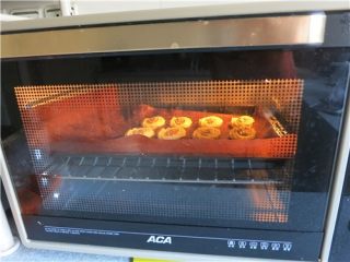 像盾牌吗---罗马盾牌饼干,放入预热好的烤箱，170度烤20分钟，注意上色的程度。