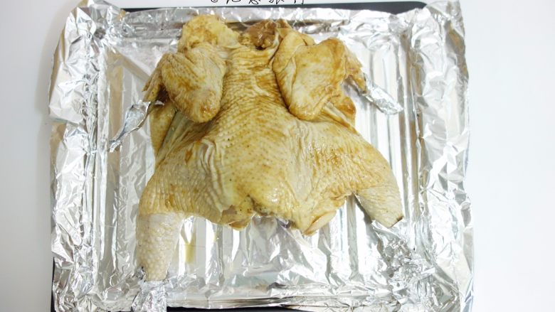 懒人烤鸡,7、	将调料跟葱姜蒜拿掉不要，用锡纸包住翅尖跟鸡腿尖