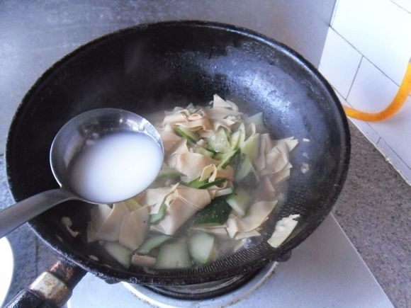 干豆腐黄瓜片, 淋入水淀粉勾薄芡。
1待芡汁糊化，翻炒均匀，即可关火 