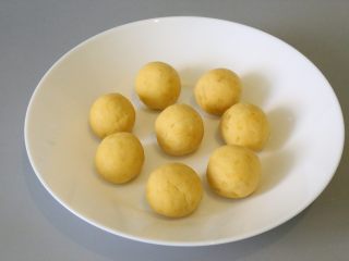 红薯丸子,将搅拌好的红薯面糊，分割成小块，搓成小球状。