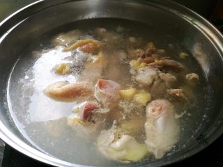 鸡汁笋片面,鸡肉炒一下水。