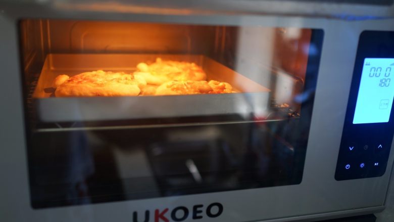 海鲜小鸡披萨,烤箱预热180度中层烤15分钟左右，