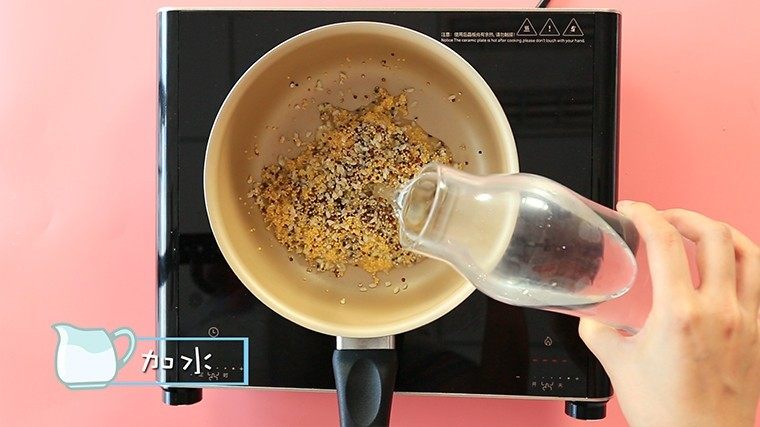 三色藜麦粥,倒入锅中，加入足量的水。
ps：煮粥最好一次性加足量水，以免中途加水影响整体的口感。