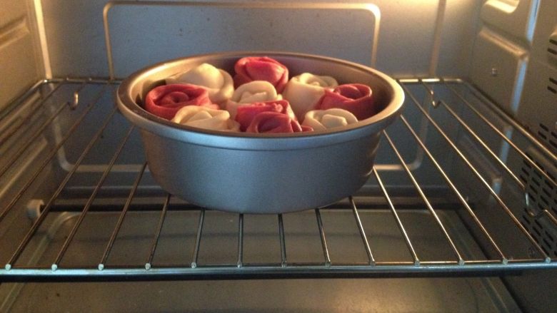 玫瑰花面包,烤箱上下火170度预热5分钟，放入中层烤制30分钟即可，注意，上色后需要加盖锡纸，以免表面烤糊