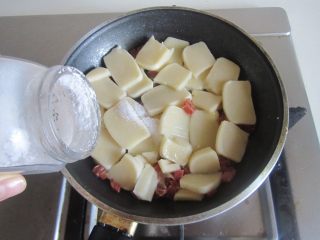 蛋抱香肠年糕, 加入适量的盐翻炒均匀；
