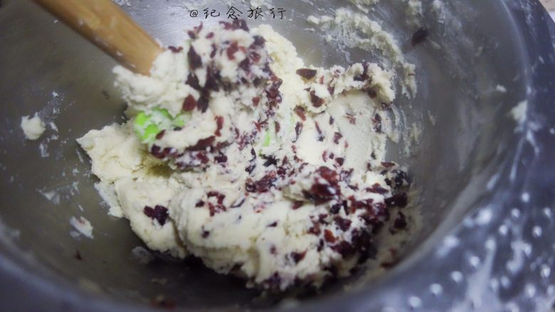 适合烘焙新手的简单又好吃的蔓越莓饼干,6、	蔓越莓加入面糊搅拌均匀