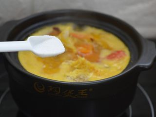 奶油南瓜螃蟹汤,炖煮开锅后，放入适量的精盐调味