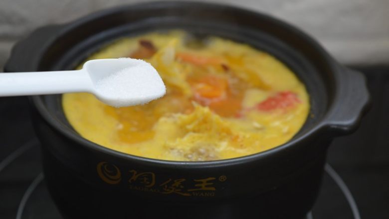 奶油南瓜螃蟹汤,炖煮开锅后，放入适量的精盐调味