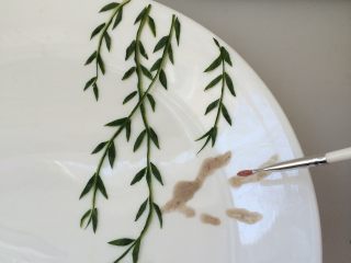 餐盘画——立春,用餐画笔蘸五豆羹画出燕子的身形及翅膀
