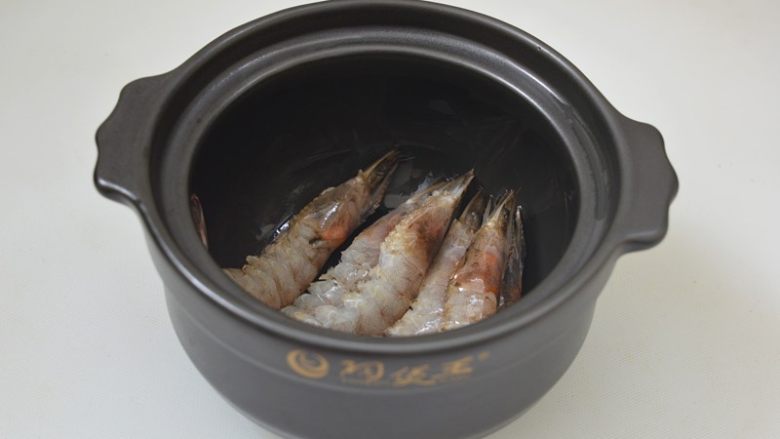 鲜虾蔬菜奶油汤,把整理好的虾放入砂锅