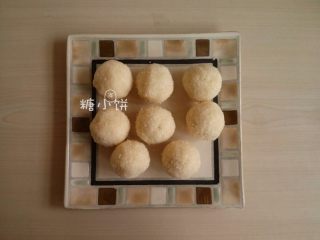 【椰蓉广式月饼】 ,拌好的椰蓉馅分成8个（大约36G一个）搓成球备用