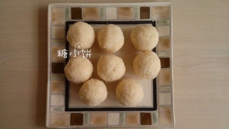 【椰蓉广式月饼】 ,拌好的椰蓉馅分成8个（大约36G一个）搓成球备用