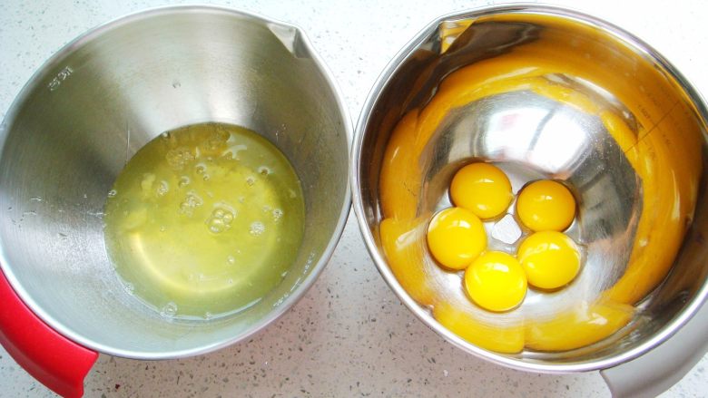 原味戚风蛋糕（8寸基础戚风超详细版）,盆里要干净要无水无油，小心分离蛋白和蛋黄。