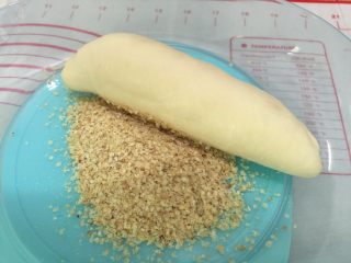 麦香软欧香肠包,12. 整好形的面包，放在麦片上，粘上麦片