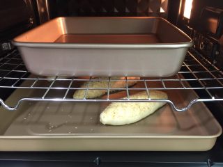 麦香软欧香肠包,13. 送进烤箱调至发酵区，烤架上放上温水
发酵至1.5倍大