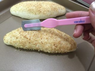 麦香软欧香肠包,14. 用面包割刀，割出花纹（按个人喜好）我的割刀用的是法焙客的割刀