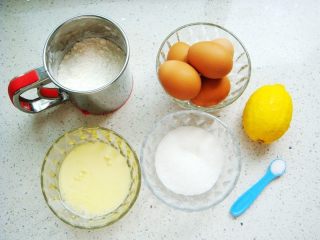 原味戚风蛋糕（8寸基础戚风超详细版）,食材称好备用，玉米油可与纯牛奶倒在一起。