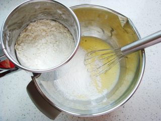 原味戚风蛋糕（8寸基础戚风超详细版）,继续搅拌均匀，筛入低筋面粉。