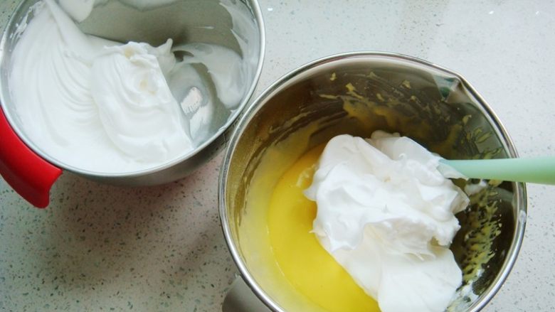 原味戚风蛋糕（8寸基础戚风超详细版）,把打好的蛋白分一半倒入蛋黄糊糊里。