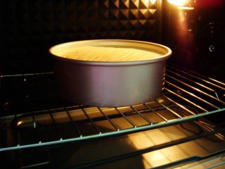 原味戚风蛋糕（8寸基础戚风超详细版）,放入提前预热好的烤箱：上145度，下150度，放中下层，烤65分钟。