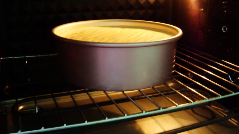 原味戚风蛋糕（8寸基础戚风超详细版）,放入提前预热好的烤箱：上145度，下150度，放中下层，烤65分钟。