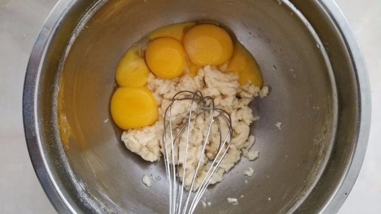 咕咕霍夫戚风蛋糕（超详细）,8.将四个鸡蛋进行分蛋，蛋白放另一个干净的打蛋盆中，蛋黄放入面粉中。