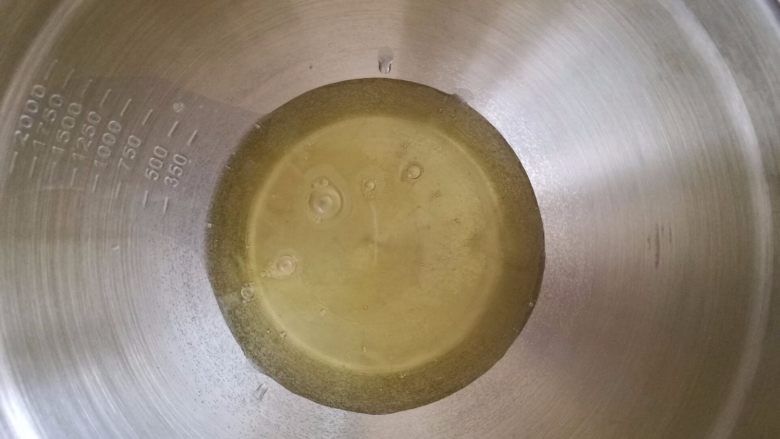 咕咕霍夫戚风蛋糕（超详细）,10.蛋清中加入几滴柠檬汁。没有可不放。