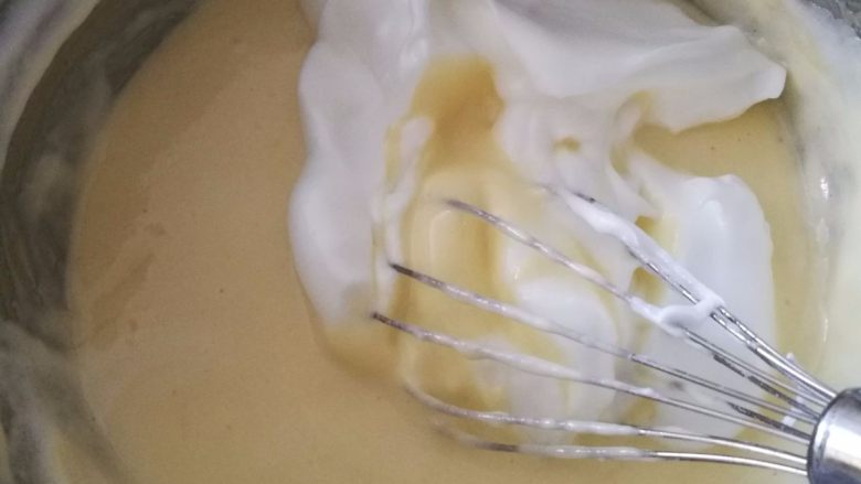 咕咕霍夫戚风蛋糕（超详细）,16.再取三分之一蛋白到蛋黄糊中，用手抽J字形混匀。