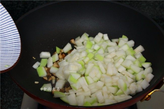 葫芦瓜腊肠冬菇焖饭,倒入葫芦瓜炒匀