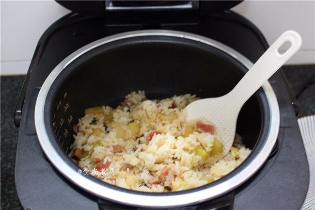葫芦瓜腊肠冬菇焖饭,用饭勺打散米饭，拌匀食材即可食用