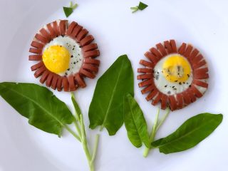 火腿肠太阳蛋,等蛋凝固即可出锅。再用青菜点缀一下。