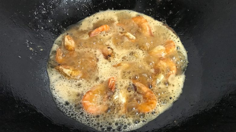油焖大虾,加适量清水煮开。